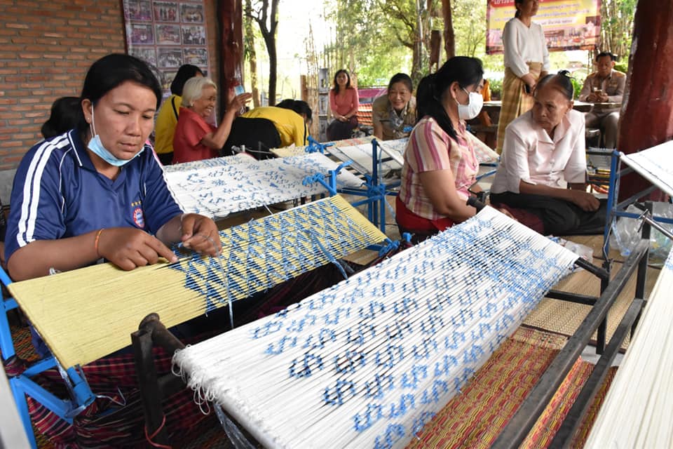 ผู้ตรวจราชการกรมการพัฒนาชุมชน​ ลงพื้นที่ติดตามสนับสนุนกลุ่มทอผ้า​ จังหวัดมหาสารคาม