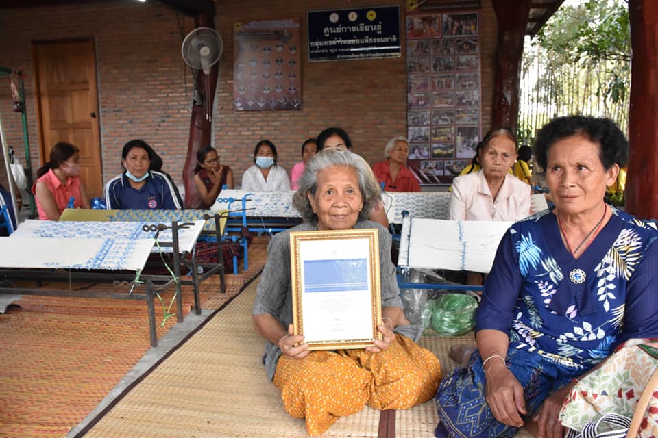 ผู้ตรวจราชการกรมการพัฒนาชุมชน​ ลงพื้นที่ติดตามสนับสนุนกลุ่มทอผ้า​ จังหวัดมหาสารคาม