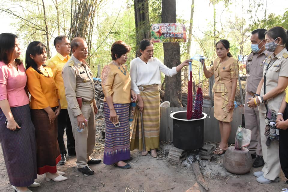 ผู้ตรวจราชการกรมการพัฒนาชุมชน​ ลงพื้นที่ติดตามสนับสนุนกลุ่มทอผ้า​ จังหวัดมหาสารคาม