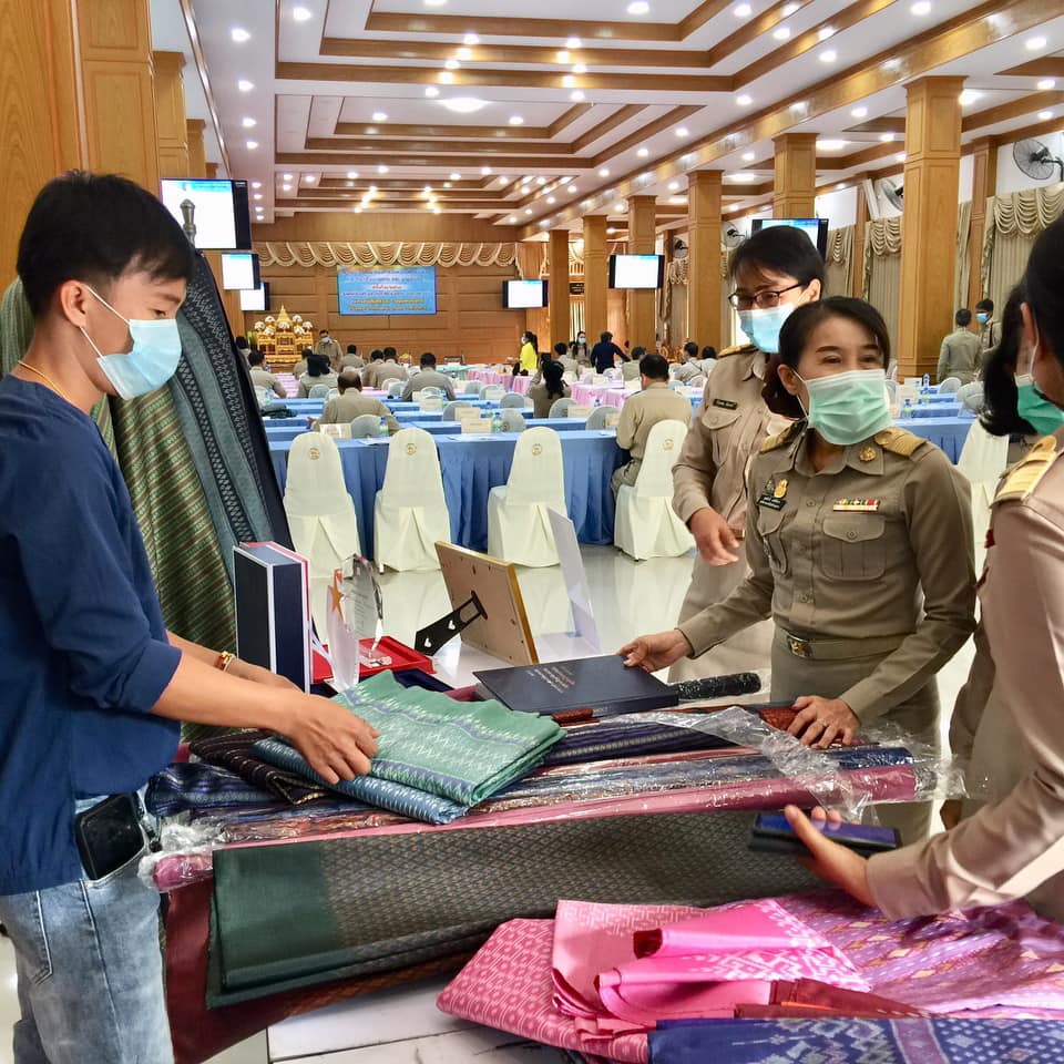 สุดปลื้ม!! พช.มหาสารคาม จับมือผู้ผลิตผู้ประกอบการโอทอป โชว์ “ผ้าลายขอเจ้าฟ้าสิริวัณณวรีฯ” ในที่ประชุมกรมการจังหวัดมหาสารคาม ผู้เข้าประชุมแห่ซื้อและสั่งซื้อ ทำยอดจำหน่ายทะลุเป้า