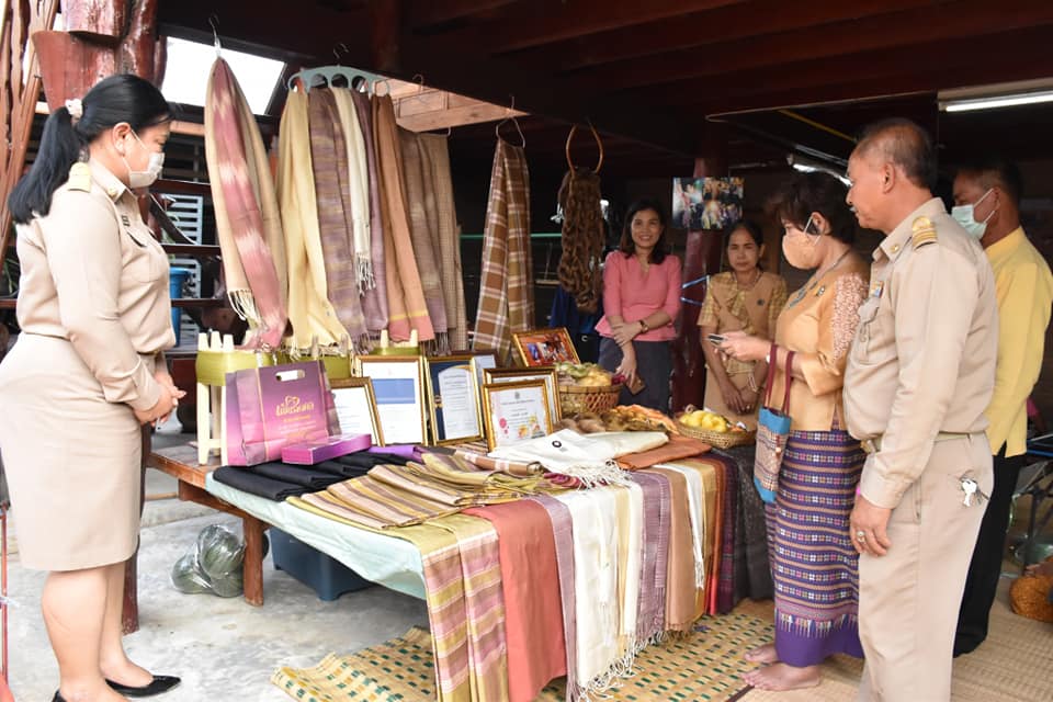 ผู้ตรวจราชการกรมการพัฒนาชุมชน​ ลงพื้นที่ติดตามสนับสนุนกลุ่มทอผ้า​ จังหวัดมหาสารคาม