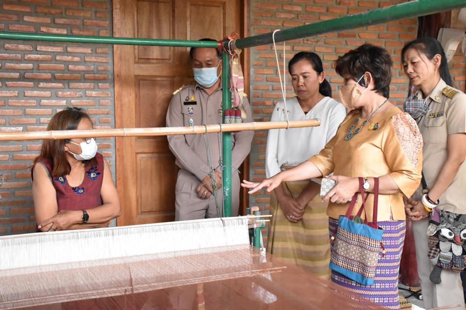 ผู้ตรวจราชการกรมการพัฒนาชุมชน​ ลงพื้นที่ติดตามสนับสนุนกลุ่มทอผ้า​ จังหวัดมหาสารคาม