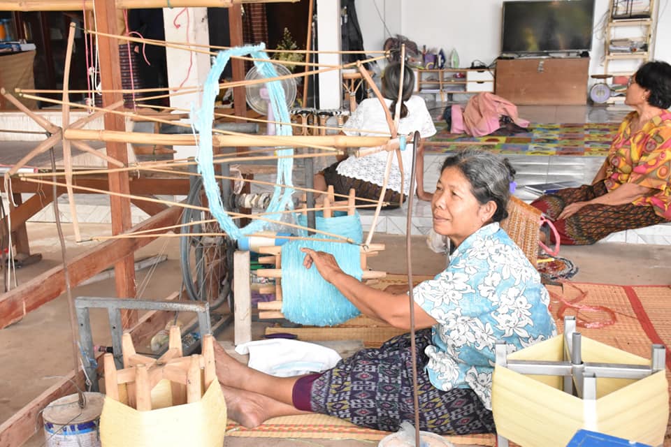 ผู้ตรวจราชการกรมการพัฒนาชุมชน​ ลงพื้นที่ติดตามสนับสนุนกลุ่มทอผ้า​ จังหวัดมหาสารคาม