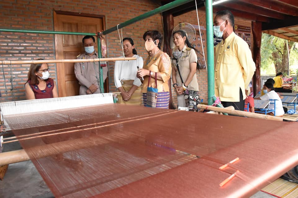 ผู้ตรวจราชการกรมการพัฒนาชุมชน​ ลงพื้นที่ติดตามสนับสนุนกลุ่มทอผ้า​ จังหวัดมหาสารคาม
