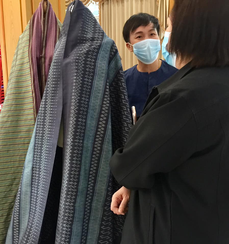 สุดปลื้ม!! พช.มหาสารคาม จับมือผู้ผลิตผู้ประกอบการโอทอป โชว์ “ผ้าลายขอเจ้าฟ้าสิริวัณณวรีฯ” ในที่ประชุมกรมการจังหวัดมหาสารคาม ผู้เข้าประชุมแห่ซื้อและสั่งซื้อ ทำยอดจำหน่ายทะลุเป้า
