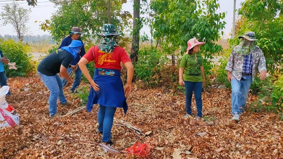 ทีม​ สพอ.แกดำ​ ผนึกกำลังภาคีเครือข่าย​ ลงพื้นที่แปลงครัวเรือนต้นแบบ​ เดินหน้าปรับรูปแบบแปลงตามแบบมาตรฐาน โคก หนอง นา โมเดล