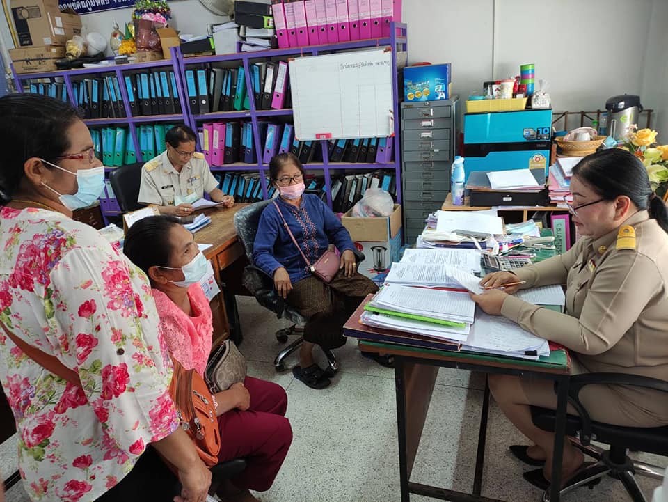 สพอ.พยัคฆภูมิพิสัย​ แนะสมาชิกตามมาตรการปรับโครงสร้างหนี้และพักชำระหนี้กองทุนพัฒนาบทบาทสตรี