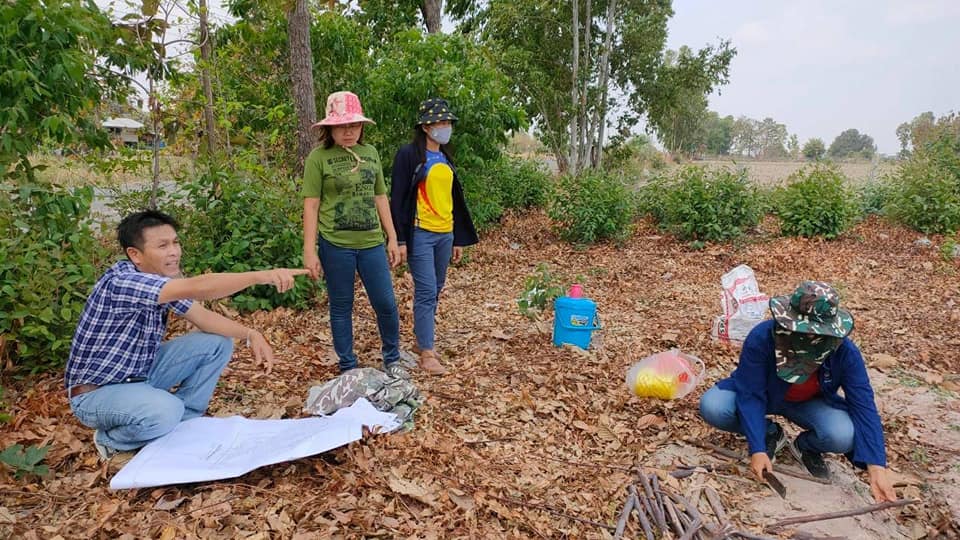 ทีม​ สพอ.แกดำ​ ผนึกกำลังภาคีเครือข่าย​ ลงพื้นที่แปลงครัวเรือนต้นแบบ​ เดินหน้าปรับรูปแบบแปลงตามแบบมาตรฐาน โคก หนอง นา โมเดล