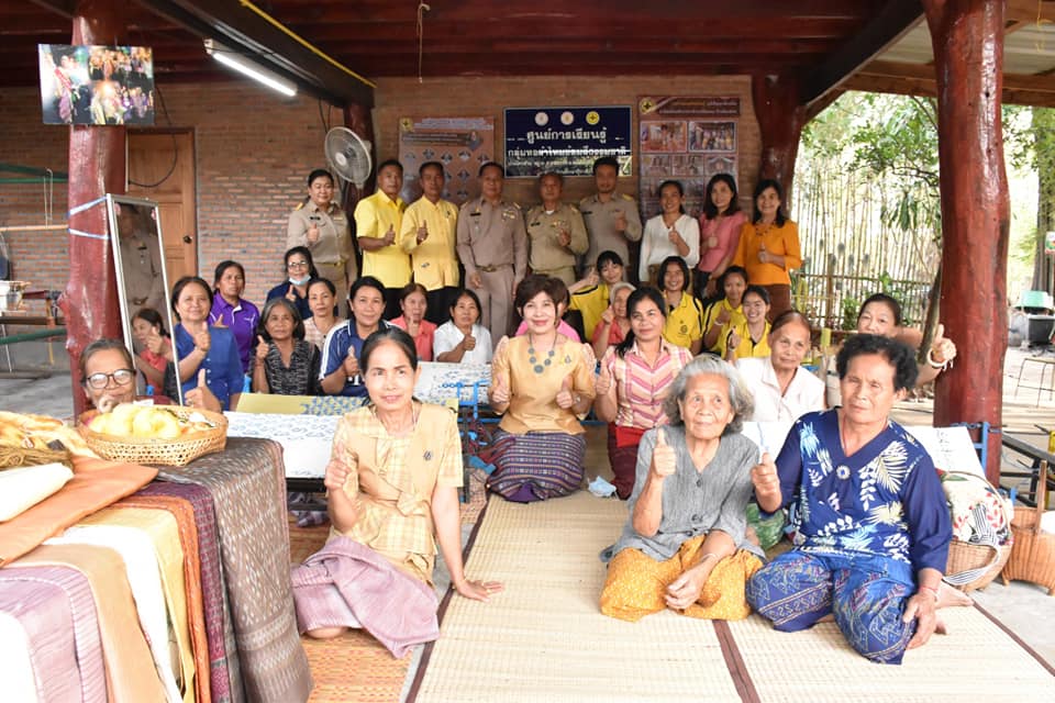ผู้ตรวจราชการกรมการพัฒนาชุมชน​ ลงพื้นที่ติดตามสนับสนุนกลุ่มทอผ้า​ จังหวัดมหาสารคาม
