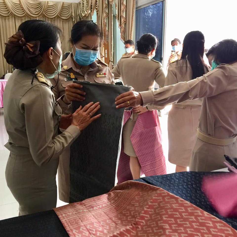 สุดปลื้ม!! พช.มหาสารคาม จับมือผู้ผลิตผู้ประกอบการโอทอป โชว์ “ผ้าลายขอเจ้าฟ้าสิริวัณณวรีฯ” ในที่ประชุมกรมการจังหวัดมหาสารคาม ผู้เข้าประชุมแห่ซื้อและสั่งซื้อ ทำยอดจำหน่ายทะลุเป้า