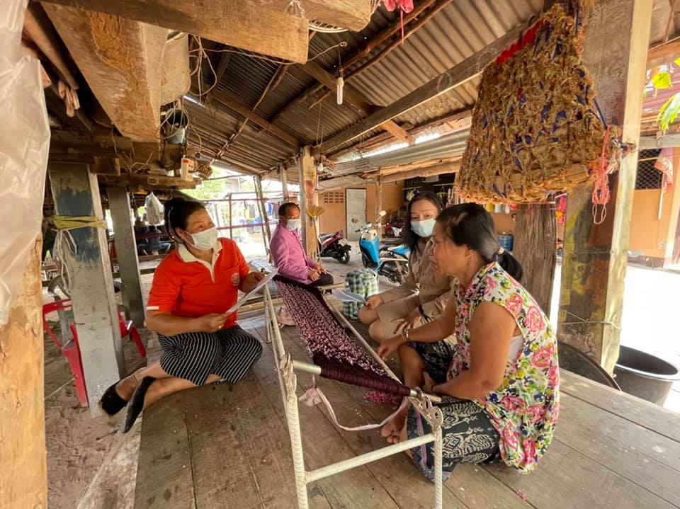 สพอ.ชื่นชม ลงพื้นที่ติดตาม เยี่ยมชมกลุ่มทอผ้า “ผ้ามัดหมี่ลายขอเจ้าฟ้าสิริวัณณวรีฯ