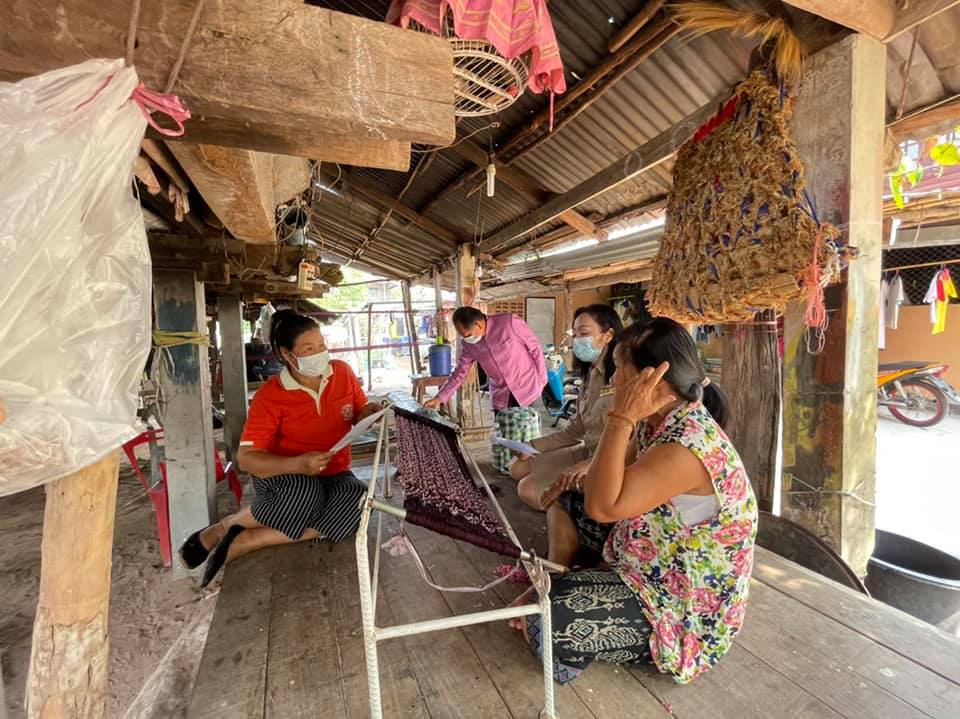 สพอ.ชื่นชม ลงพื้นที่ติดตาม เยี่ยมชมกลุ่มทอผ้า “ผ้ามัดหมี่ลายขอเจ้าฟ้าสิริวัณณวรีฯ
