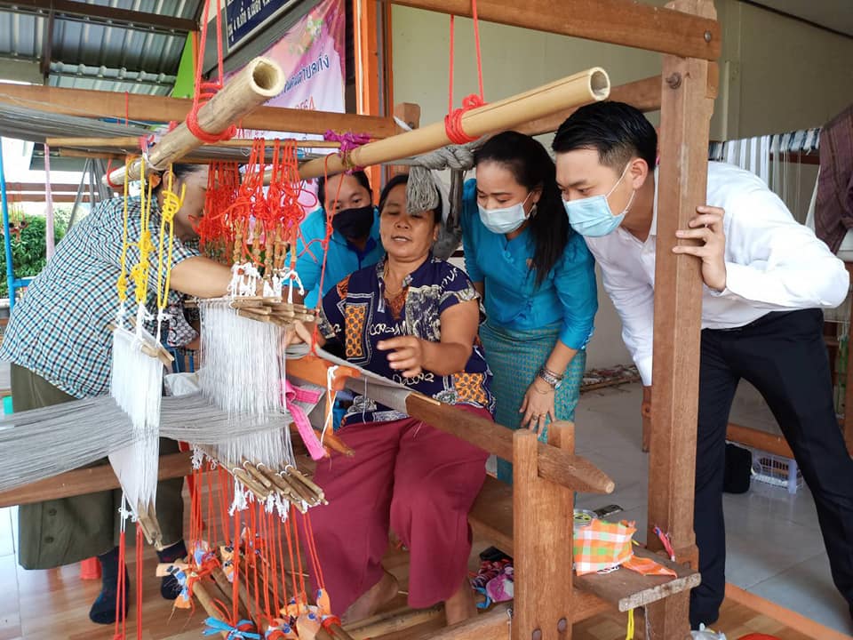 พัฒนากร​ อำเภอเมืองมหาสารคามลงพื้นที่เยี่ยมชมให้คำแนะนำกลุ่มทอผ้ามัดหมี่ลายขอเจ้าฟ้าสิริวัณณวรีฯ