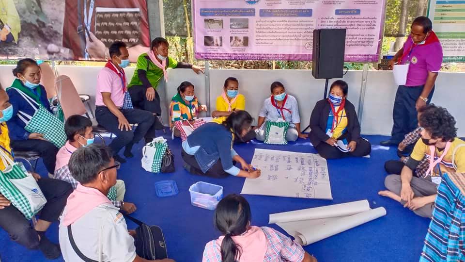 จังหวัดมหาสารคามดำเนินโครงการพัฒนาหมู่บ้านเศรษฐกิจพอเพียง ประจำปี 2564 กิจกรรมสร้างแกนนำขับเคลื่อนหมู่บ้านเศรษฐกิจพอเพียง หลักสูตรเพิ่มทักษะระยะสั้นการพัฒนากสิกรรมสู่ระบบเศรษฐกิจพอเพียง รูปแบบ โคก หนอง นา โมเดล