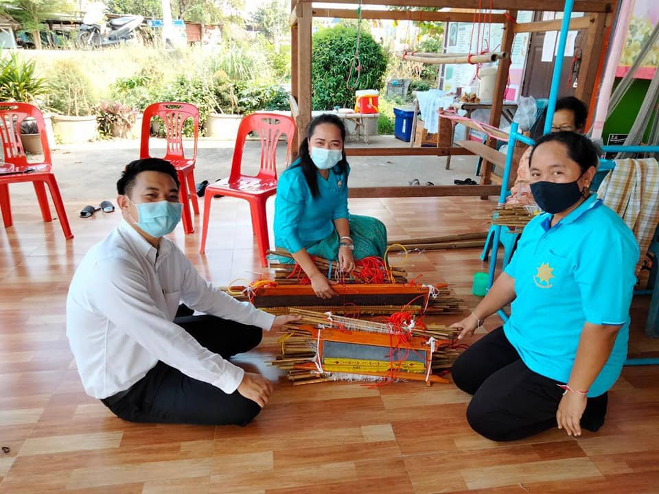 พัฒนากร​ อำเภอเมืองมหาสารคามลงพื้นที่เยี่ยมชมให้คำแนะนำกลุ่มทอผ้ามัดหมี่ลายขอเจ้าฟ้าสิริวัณณวรีฯ