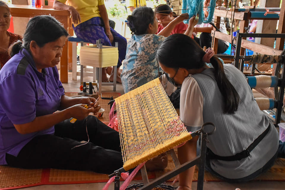 ผู้ตรวจราชการกรมการพัฒนาชุมชน​ ลงพื้นที่ติดตามสนับสนุนกลุ่มทอผ้า​ จังหวัดมหาสารคาม