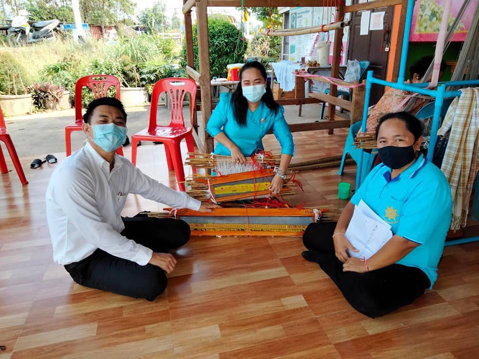 พัฒนากร​ อำเภอเมืองมหาสารคามลงพื้นที่เยี่ยมชมให้คำแนะนำกลุ่มทอผ้ามัดหมี่ลายขอเจ้าฟ้าสิริวัณณวรีฯ
