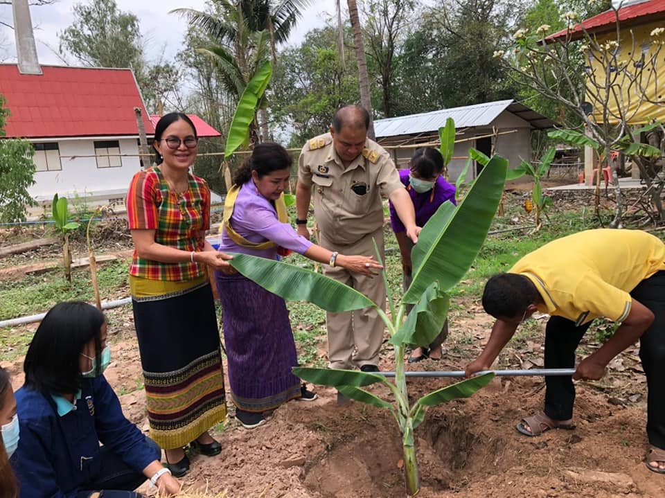 อำเภอนาเชือก รวมพลังสตรีอนุรักษ์ผ้าถิ่นไทย น้อมใจอาสา พัฒนาความมั่นคงทางด้านอาหาร เนื่องในวันสตรีสากล ปี ๒๕๖๔