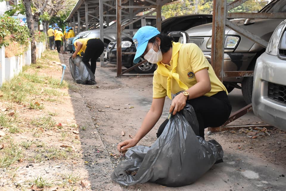 พช.มหาสารคาม ร่วมดำเนินกิจกรรมจิตอาสาพัฒนาภูมิทัศน์ ลานตลาดประชารัฐคนไทยยิ้มได้ เนื่องใน “วันที่ระลึกพระบาทสมเด็จพระนั่งเกล้าเจ้าอยู่หัว พระมหาเจษฎาราชเจ้า”