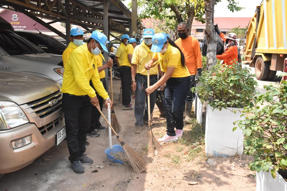 พช.มหาสารคาม ร่วมดำเนินกิจกรรมจิตอาสาพัฒนาภูมิทัศน์ ลานตลาดประชารัฐคนไทยยิ้มได้ เนื่องใน “วันที่ระลึกพระบาทสมเด็จพระนั่งเกล้าเจ้าอยู่หัว พระมหาเจษฎาราชเจ้า”