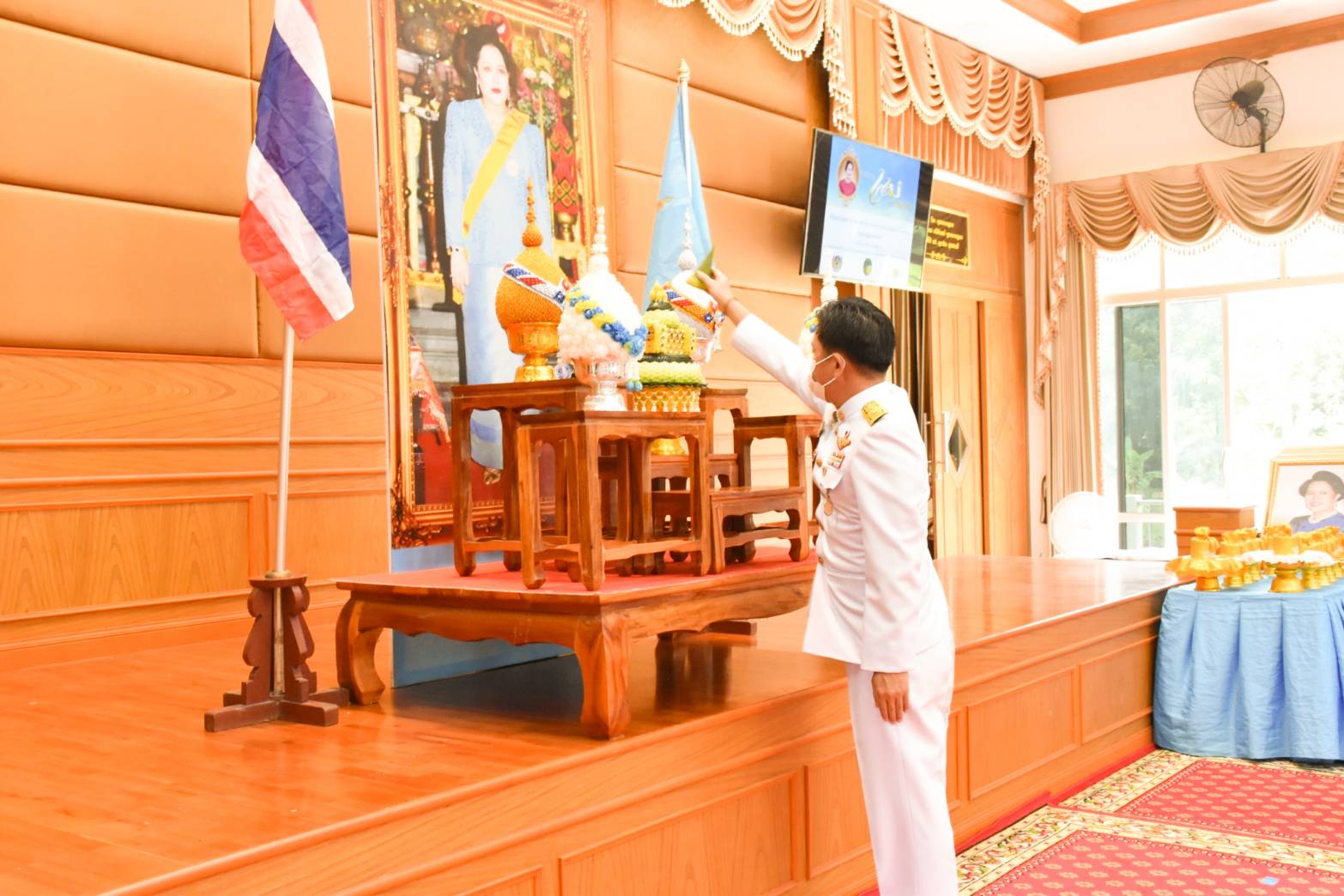 พช.มหาสารคาม ประกอบพิธีมอบเงินพระราชทานขวัญถุงหมู่บ้าน/ชุมชนต้นกล้ากองทุนแม่ของแผ่นดิน ปี ๒๕๖๓