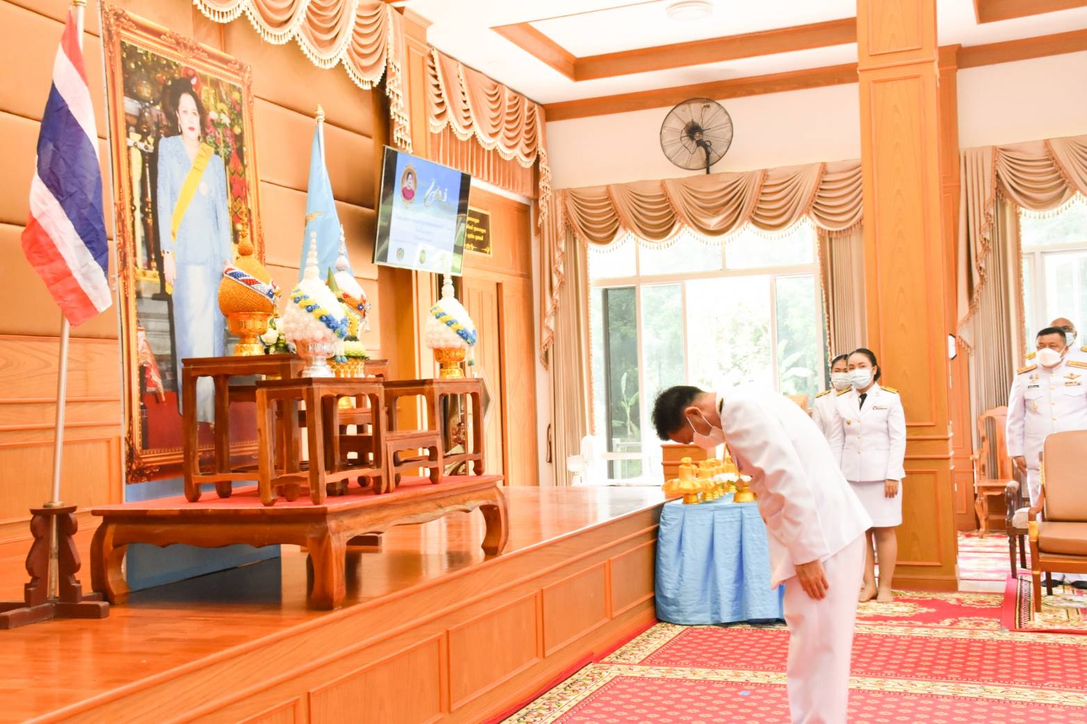 พช.มหาสารคาม ประกอบพิธีมอบเงินพระราชทานขวัญถุงหมู่บ้าน/ชุมชนต้นกล้ากองทุนแม่ของแผ่นดิน ปี ๒๕๖๓