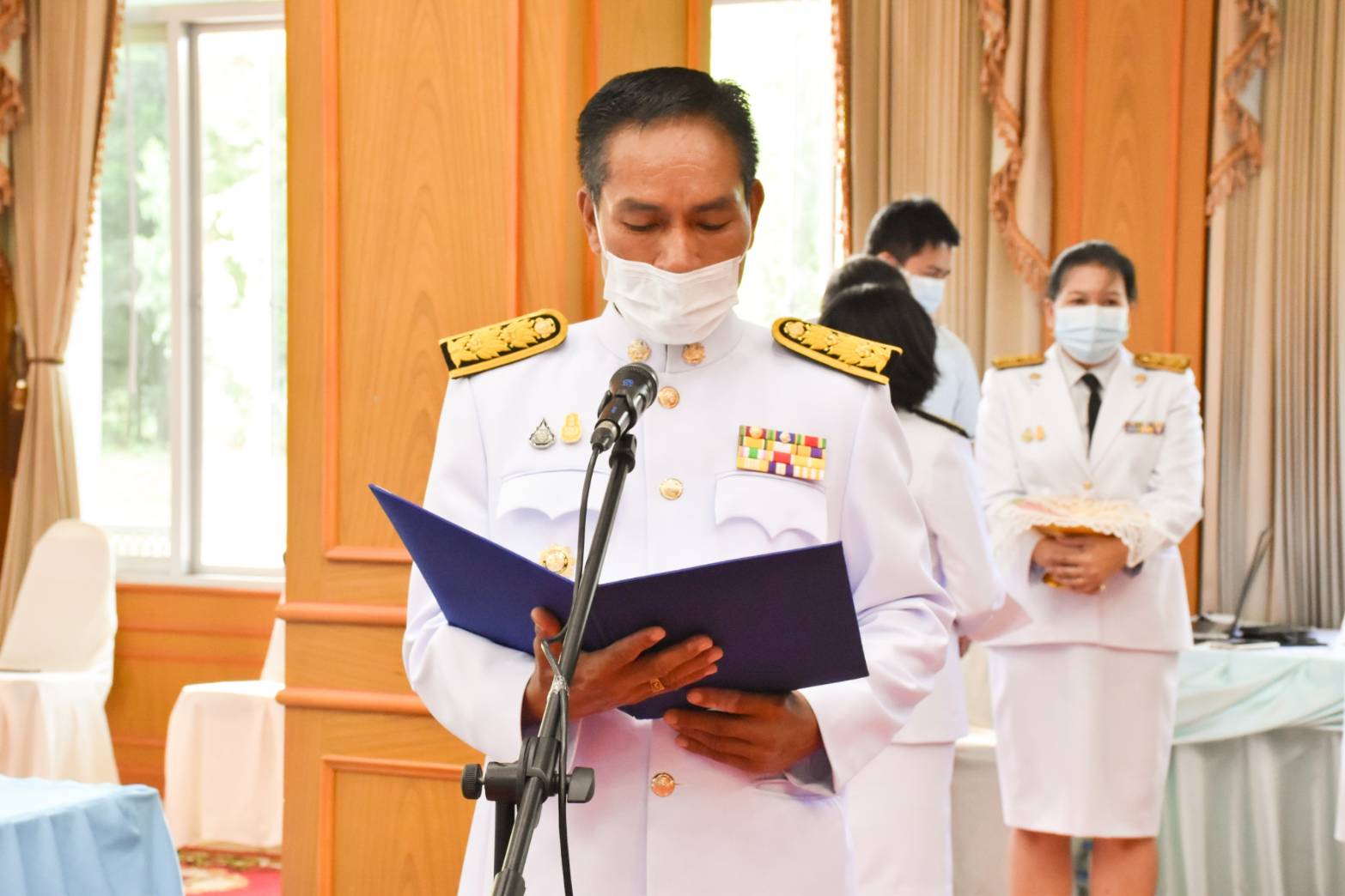 พช.มหาสารคาม ประกอบพิธีมอบเงินพระราชทานขวัญถุงหมู่บ้าน/ชุมชนต้นกล้ากองทุนแม่ของแผ่นดิน ปี ๒๕๖๓