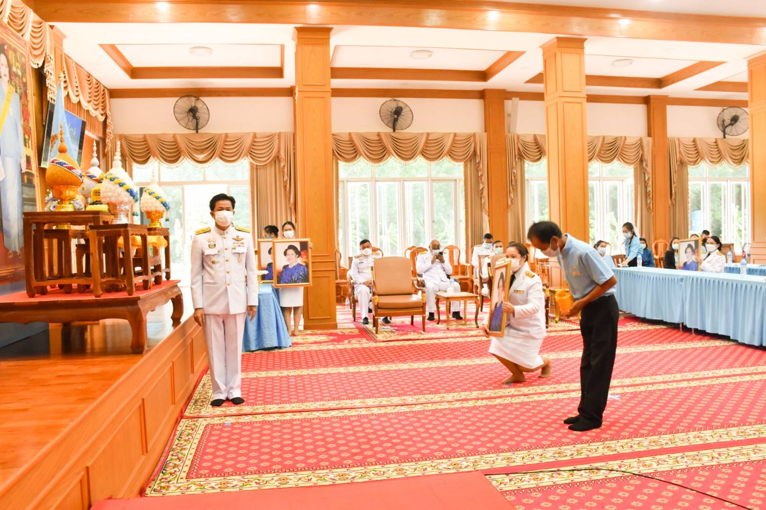 พช.มหาสารคาม ประกอบพิธีมอบเงินพระราชทานขวัญถุงหมู่บ้าน/ชุมชนต้นกล้ากองทุนแม่ของแผ่นดิน ปี ๒๕๖๓