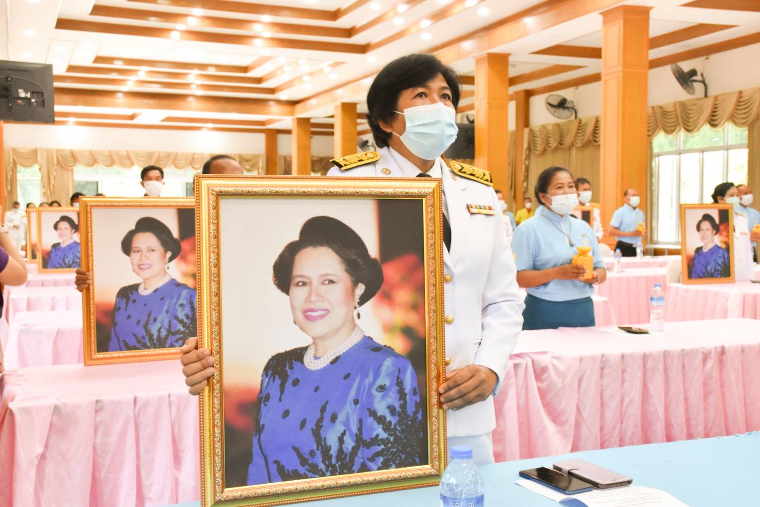 พช.มหาสารคาม ประกอบพิธีมอบเงินพระราชทานขวัญถุงหมู่บ้าน/ชุมชนต้นกล้ากองทุนแม่ของแผ่นดิน ปี ๒๕๖๓
