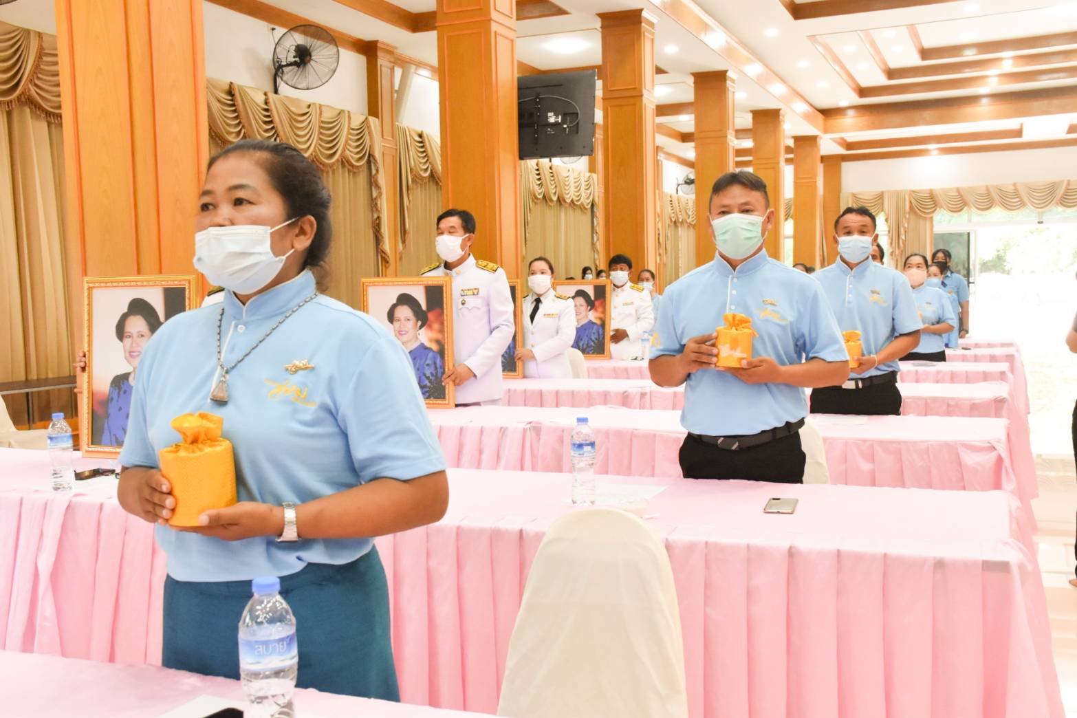 พช.มหาสารคาม ประกอบพิธีมอบเงินพระราชทานขวัญถุงหมู่บ้าน/ชุมชนต้นกล้ากองทุนแม่ของแผ่นดิน ปี ๒๕๖๓