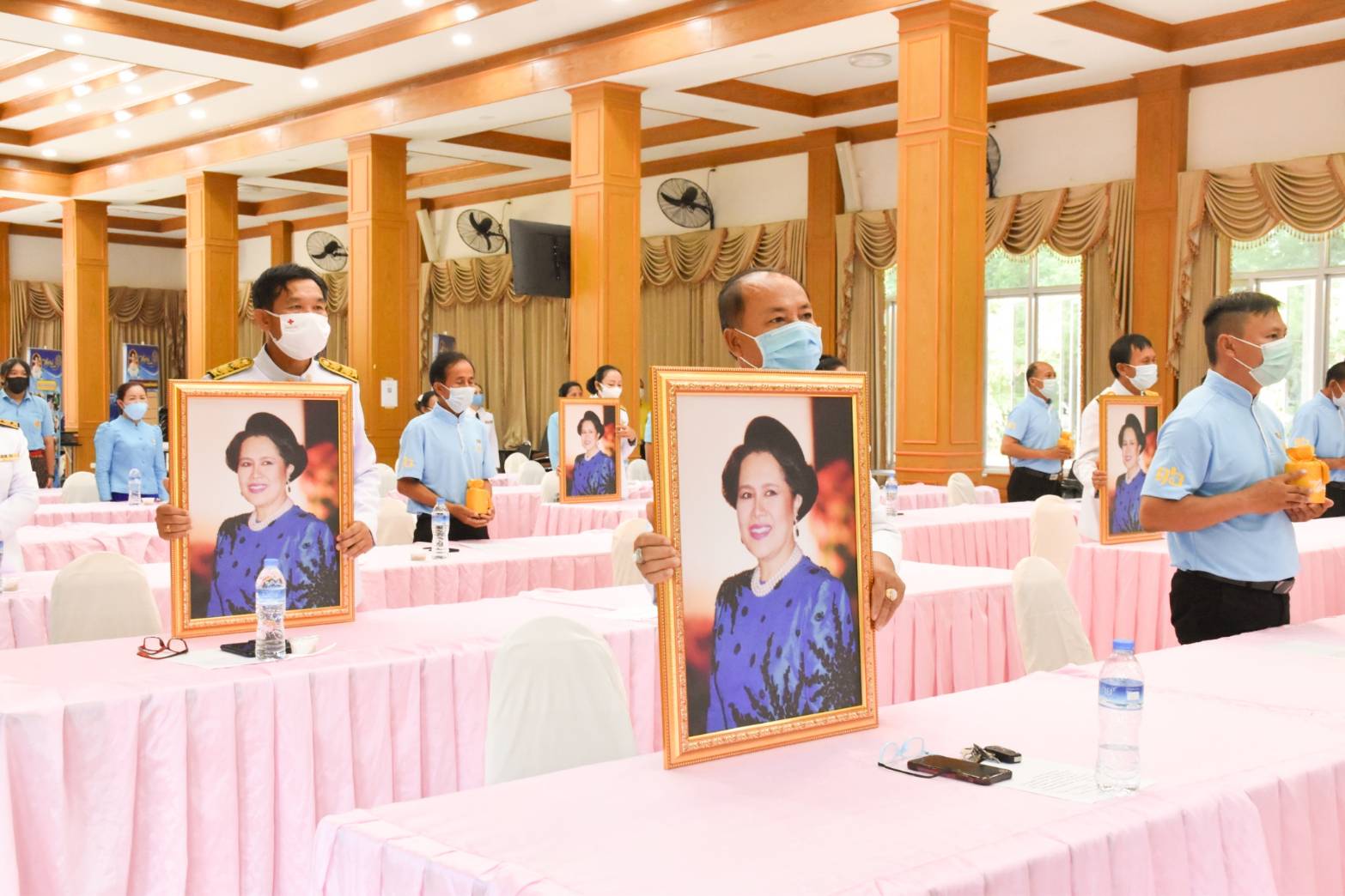 พช.มหาสารคาม ประกอบพิธีมอบเงินพระราชทานขวัญถุงหมู่บ้าน/ชุมชนต้นกล้ากองทุนแม่ของแผ่นดิน ปี ๒๕๖๓
