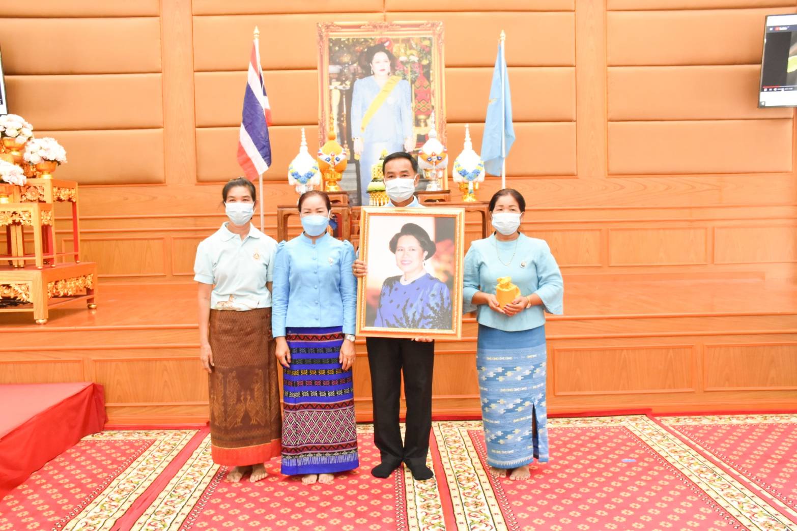 พช.มหาสารคาม ประกอบพิธีมอบเงินพระราชทานขวัญถุงหมู่บ้าน/ชุมชนต้นกล้ากองทุนแม่ของแผ่นดิน ปี ๒๕๖๓