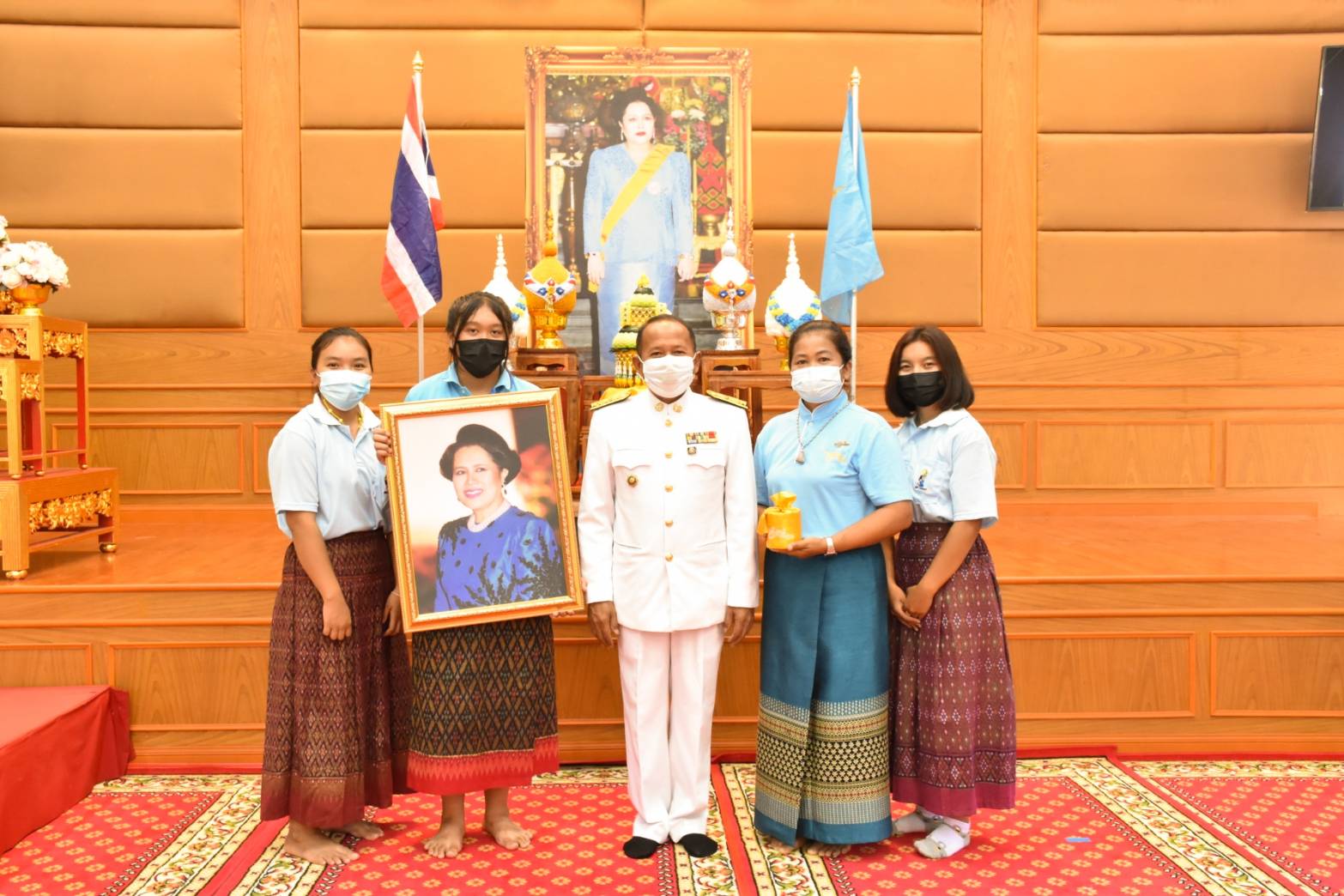 พช.มหาสารคาม ประกอบพิธีมอบเงินพระราชทานขวัญถุงหมู่บ้าน/ชุมชนต้นกล้ากองทุนแม่ของแผ่นดิน ปี ๒๕๖๓