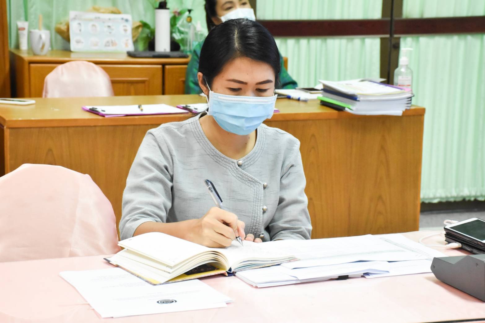 พช.มหาสารคาม ร่วมกับคณะกรรมการเครือข่ายองค์ความรู้ (Knowledge-Based OTOP : KBO) จังหวัดมหาสารคาม ประชุมพิจารณาการพัฒนาผลิตภัณฑ์ OTOP