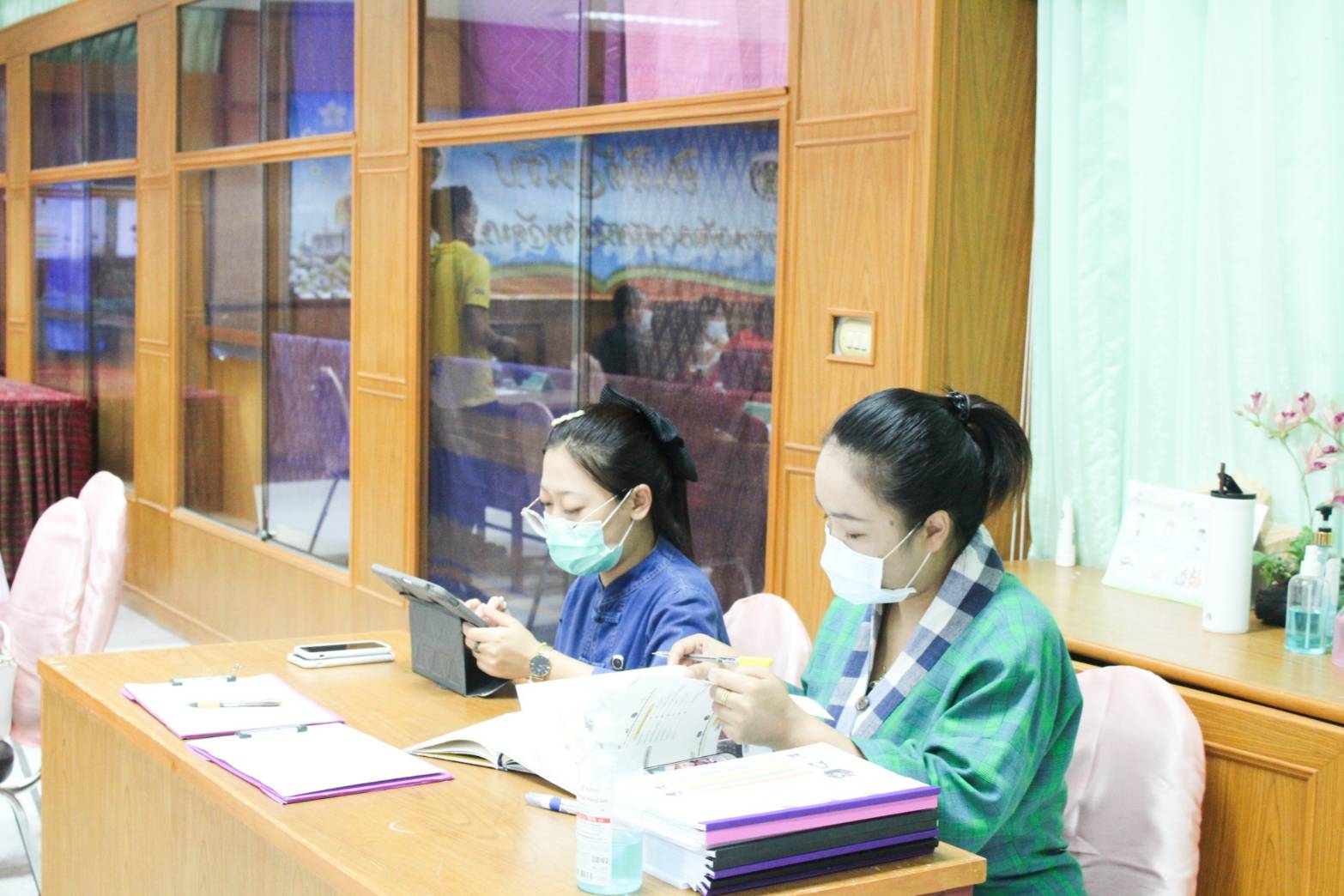 พช.มหาสารคาม ร่วมกับคณะกรรมการเครือข่ายองค์ความรู้ (Knowledge-Based OTOP : KBO) จังหวัดมหาสารคาม ประชุมพิจารณาการพัฒนาผลิตภัณฑ์ OTOP