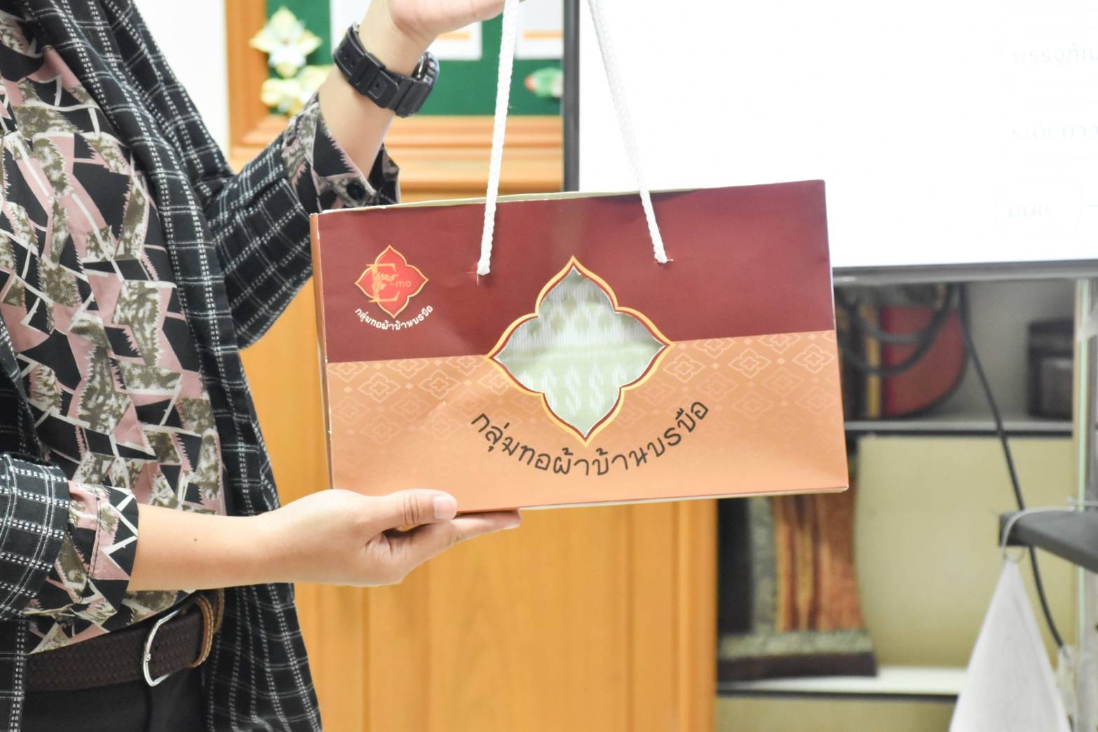 พช.มหาสารคาม ร่วมกับคณะกรรมการเครือข่ายองค์ความรู้ (Knowledge-Based OTOP : KBO) จังหวัดมหาสารคาม ประชุมพิจารณาการพัฒนาผลิตภัณฑ์ OTOP