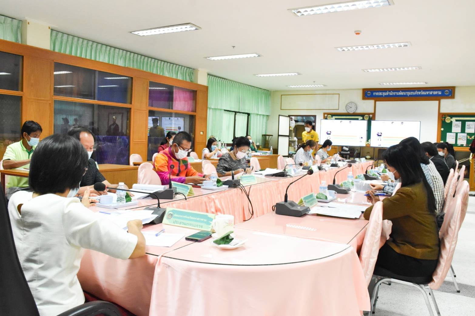 พช.มหาสารคาม ร่วมกับคณะกรรมการเครือข่ายองค์ความรู้ (Knowledge-Based OTOP : KBO) จังหวัดมหาสารคาม ประชุมพิจารณาการพัฒนาผลิตภัณฑ์ OTOP