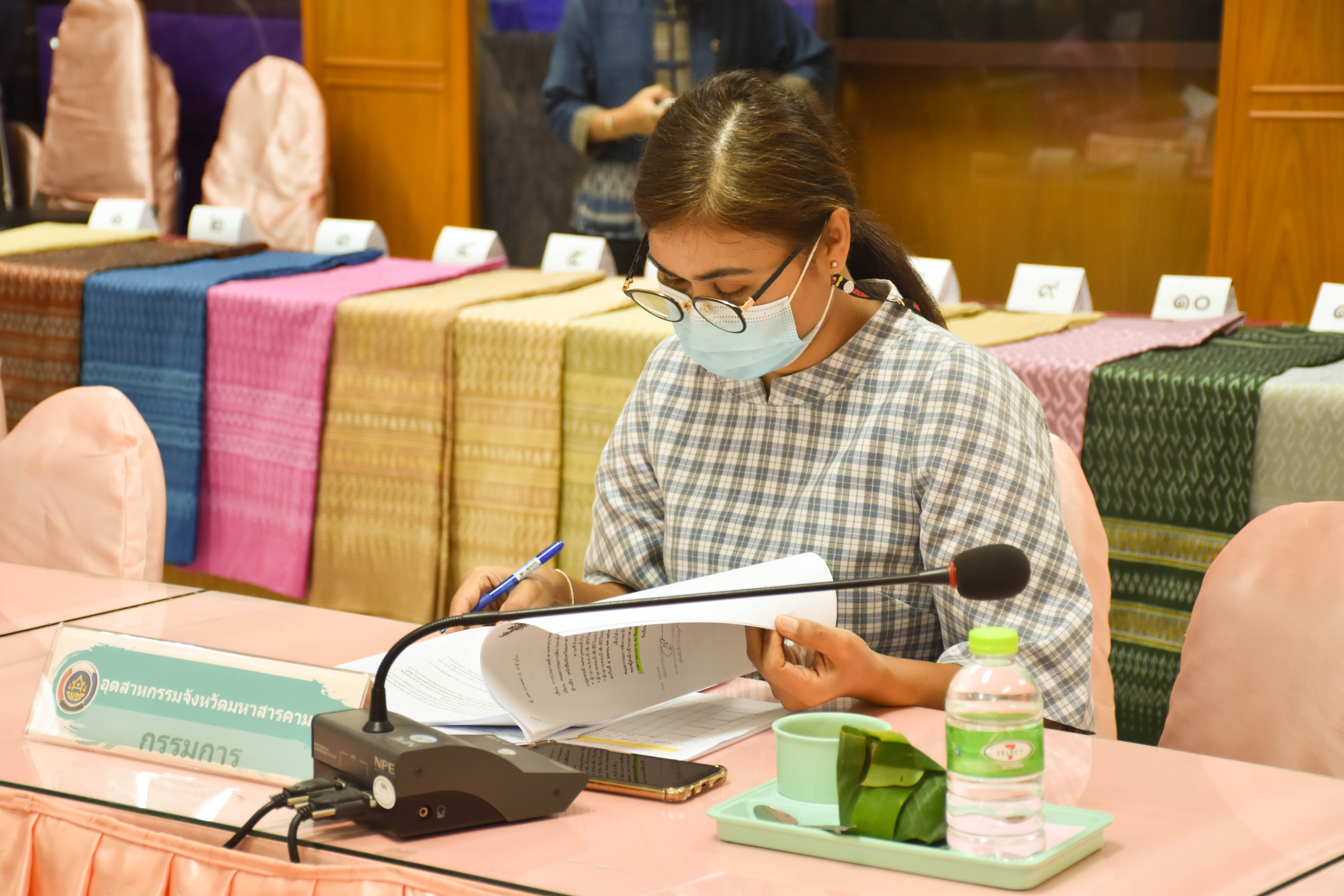 พช.มหาสารคาม ร่วมกับคณะกรรมการพิจารณาลายผ้าพระราชทาน “ผ้าลายขอเจ้าฟ้าสิริวัณณวรีฯ” ตามโครงการส่งเสริมภูมิปัญญาและพัฒนาศักยภาพผ้าไทย
