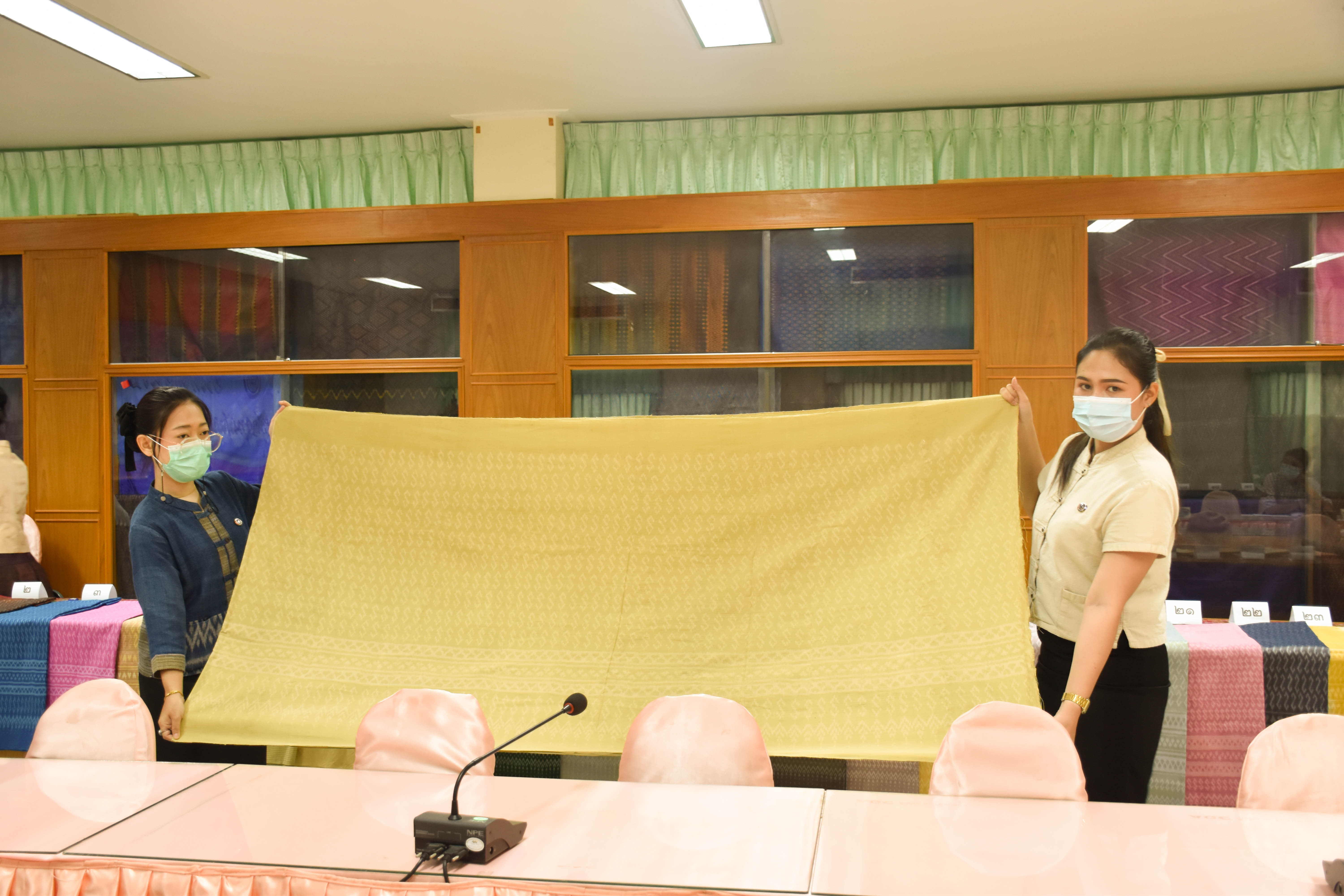พช.มหาสารคาม ร่วมกับคณะกรรมการพิจารณาลายผ้าพระราชทาน “ผ้าลายขอเจ้าฟ้าสิริวัณณวรีฯ” ตามโครงการส่งเสริมภูมิปัญญาและพัฒนาศักยภาพผ้าไทย
