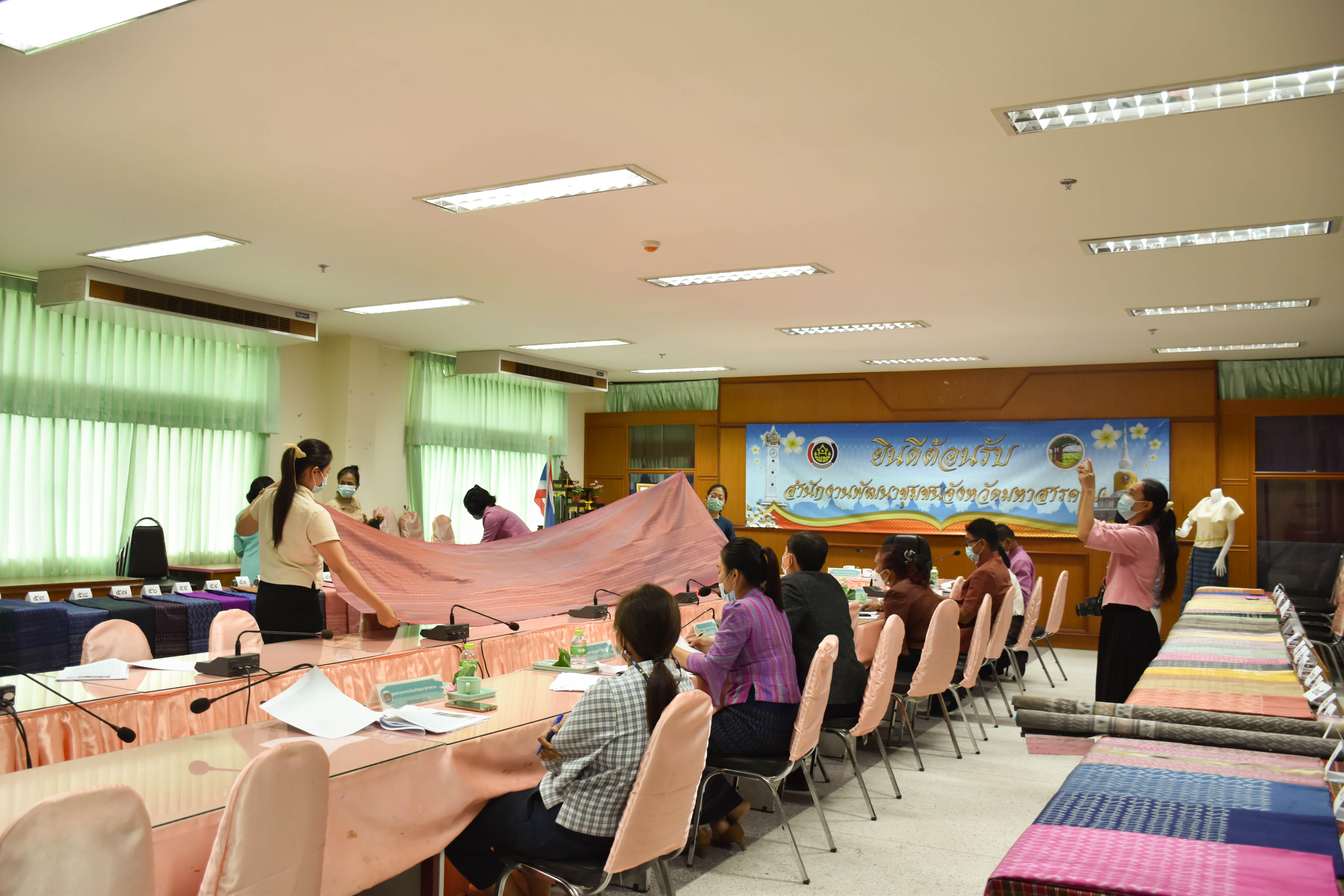 พช.มหาสารคาม ร่วมกับคณะกรรมการพิจารณาลายผ้าพระราชทาน “ผ้าลายขอเจ้าฟ้าสิริวัณณวรีฯ” ตามโครงการส่งเสริมภูมิปัญญาและพัฒนาศักยภาพผ้าไทย