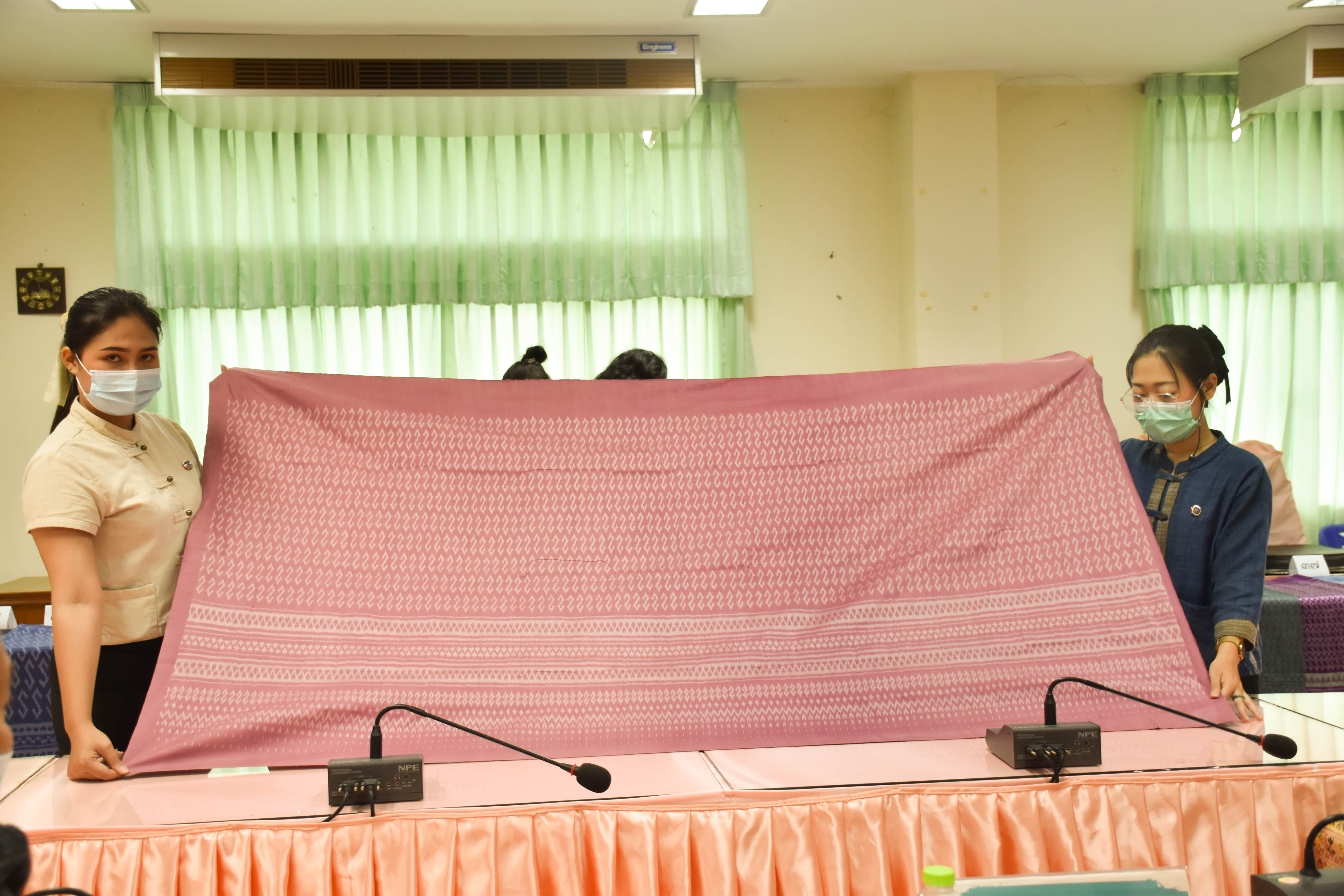 พช.มหาสารคาม ร่วมกับคณะกรรมการพิจารณาลายผ้าพระราชทาน “ผ้าลายขอเจ้าฟ้าสิริวัณณวรีฯ” ตามโครงการส่งเสริมภูมิปัญญาและพัฒนาศักยภาพผ้าไทย