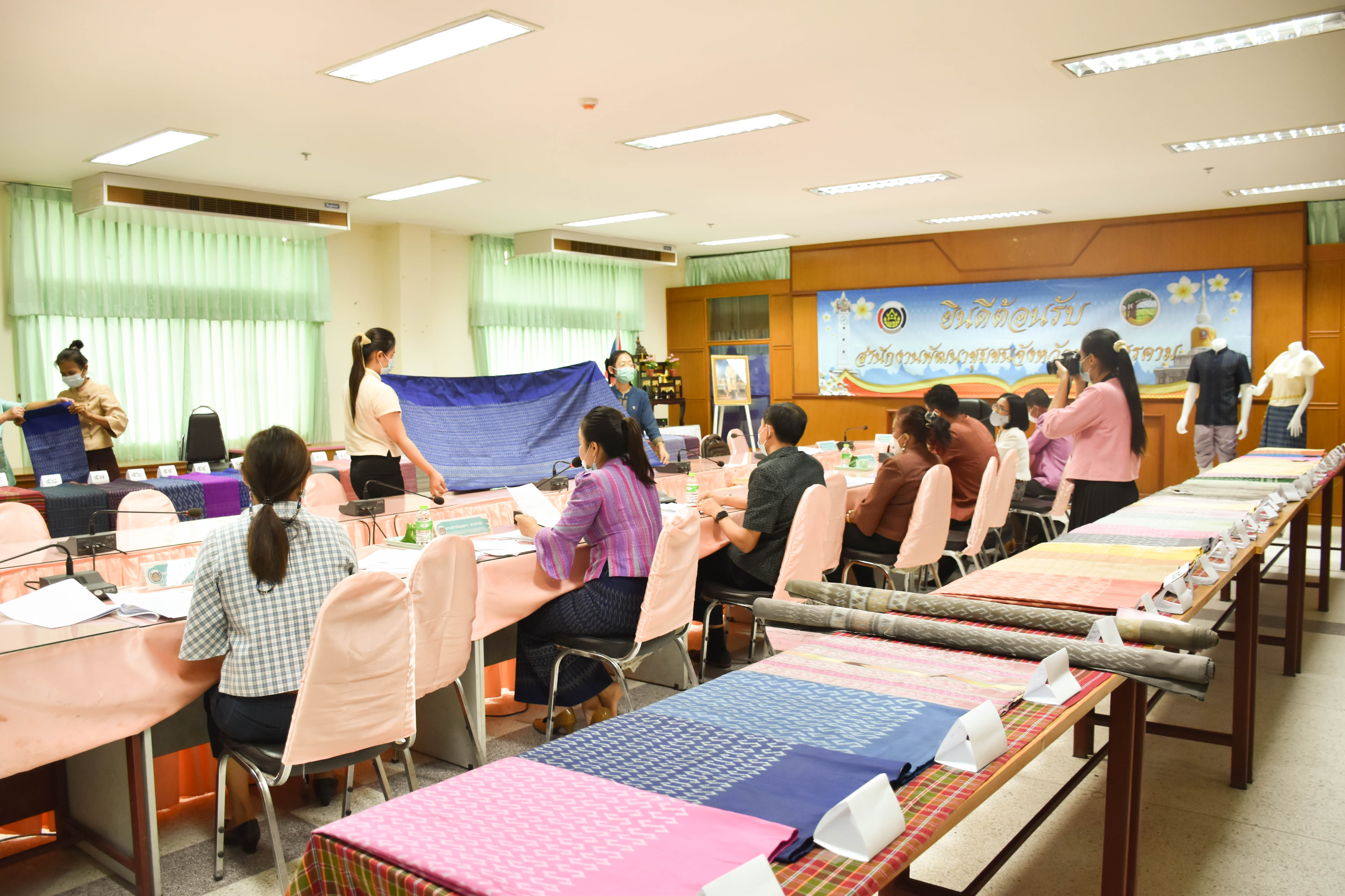 พช.มหาสารคาม ร่วมกับคณะกรรมการพิจารณาลายผ้าพระราชทาน “ผ้าลายขอเจ้าฟ้าสิริวัณณวรีฯ” ตามโครงการส่งเสริมภูมิปัญญาและพัฒนาศักยภาพผ้าไทย