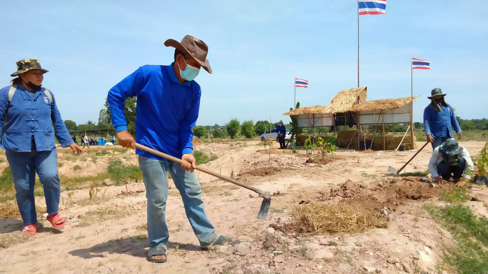 สพอ.วาปีปทุม จ.มหาสารคาม จับมือครัวเรือนต้นแบบ “โคก หนอง นา พช.” ร่วม “เอามื้อสามัคคี” พัฒนาพื้นที่สู่ความมั่นคงทางอาหาร