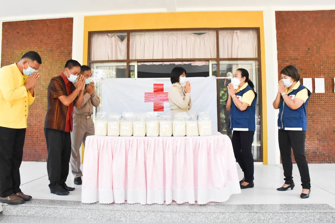 พช.มหาสารคาม มอบข้าวสารแก่เหล่ากาชาดจังหวัดฯ เพื่อนำไปแจกจ่ายให้กับผู้ได้รับผลกระทบจากการแพร่ระบาดโรคโควิด-19