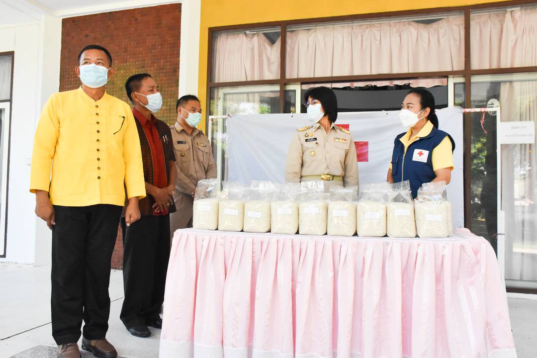 พช.มหาสารคาม มอบข้าวสารแก่เหล่ากาชาดจังหวัดฯ เพื่อนำไปแจกจ่ายให้กับผู้ได้รับผลกระทบจากการแพร่ระบาดโรคโควิด-19