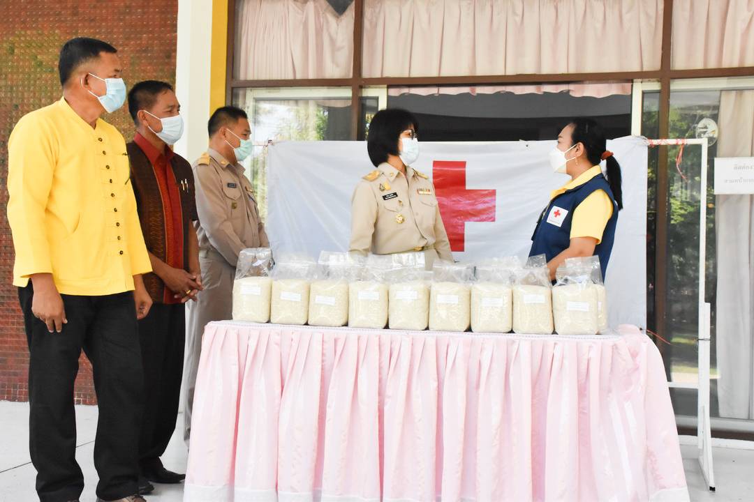 พช.มหาสารคาม มอบข้าวสารแก่เหล่ากาชาดจังหวัดฯ เพื่อนำไปแจกจ่ายให้กับผู้ได้รับผลกระทบจากการแพร่ระบาดโรคโควิด-19