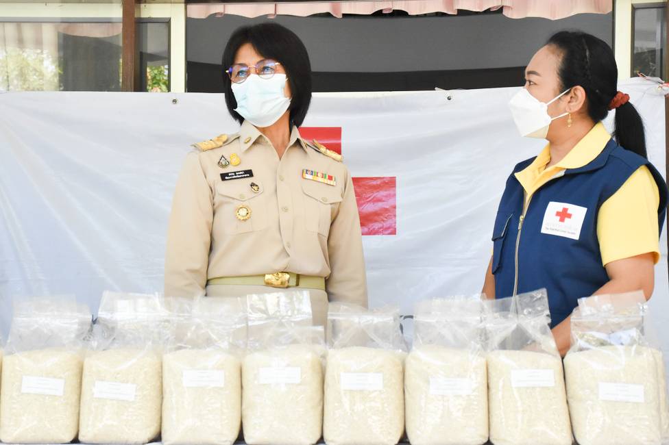 พช.มหาสารคาม มอบข้าวสารแก่เหล่ากาชาดจังหวัดฯ เพื่อนำไปแจกจ่ายให้กับผู้ได้รับผลกระทบจากการแพร่ระบาดโรคโควิด-19