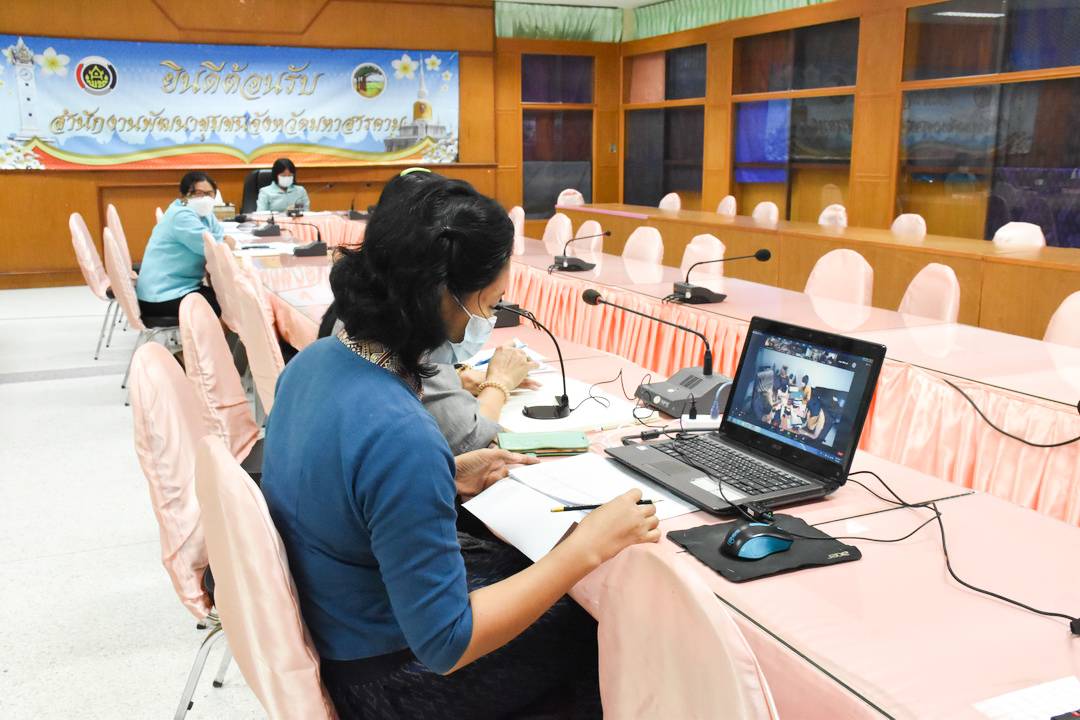 พช.มหาสารคาม ร่วมประชุมหารือ และรับฟังแนวทางการดำเนินงานโครงการพัฒนาพื้นที่ต้นแบบ “โคก หนองนา พช.” ผ่านระบบออนไลน์ Zoom