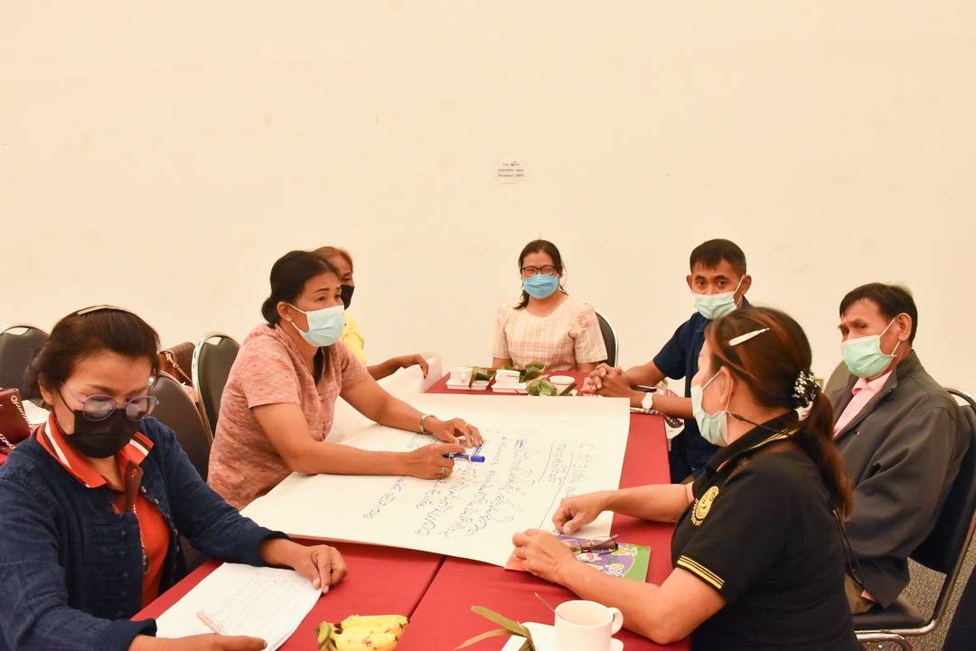 จังหวัดมหาสารคาม จัดกิจกรรมประชุมเชิงปฏิบัติการคณะกรรมการบริหารตลาดและเจ้าหน้าที่พัฒนาชุมชนที่เกี่ยวข้อง ภายใต้โครงการตลาดนัดคนไทยยิ้มได้