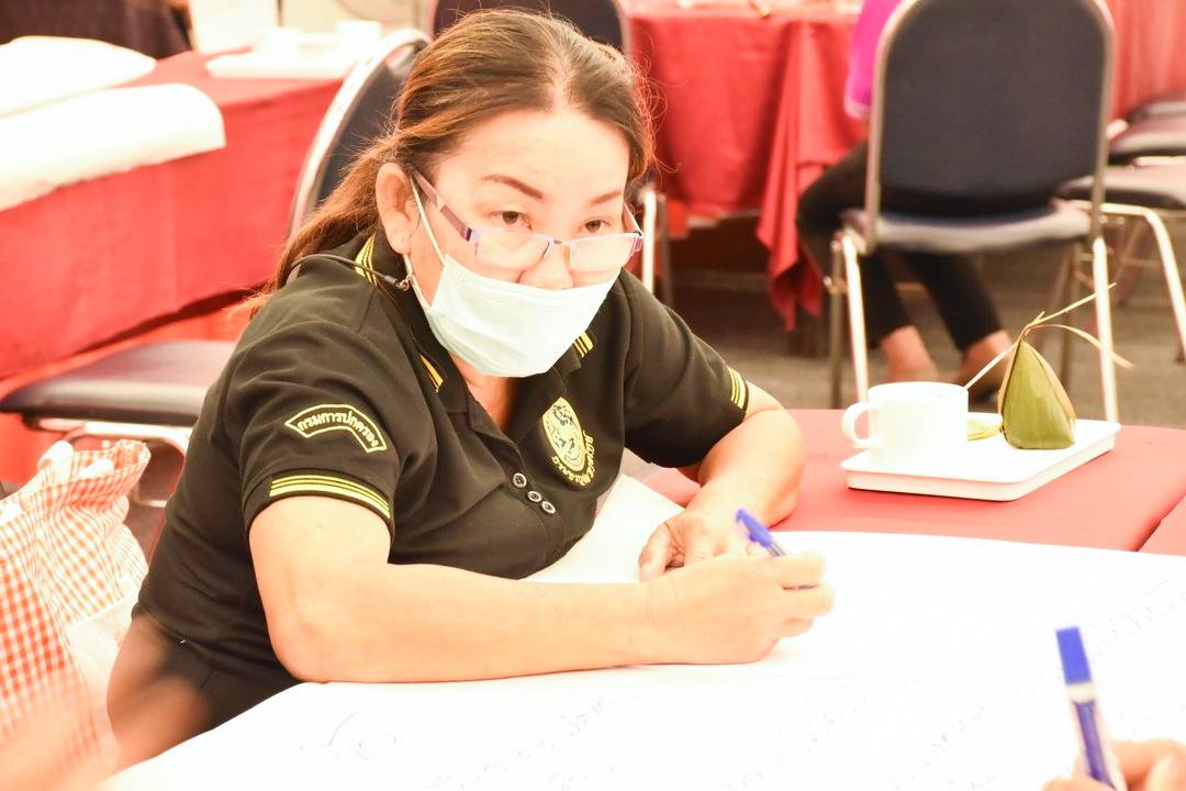 จังหวัดมหาสารคาม จัดกิจกรรมประชุมเชิงปฏิบัติการคณะกรรมการบริหารตลาดและเจ้าหน้าที่พัฒนาชุมชนที่เกี่ยวข้อง ภายใต้โครงการตลาดนัดคนไทยยิ้มได้